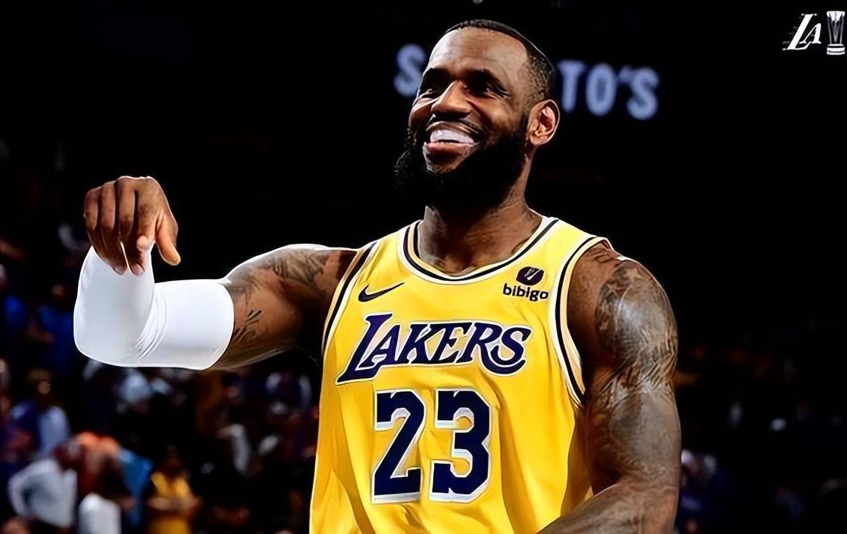 爱游戏APP-詹姆斯在曼联比赛中险胜，表现优异引发热议！再创辉煌时刻的简单介绍